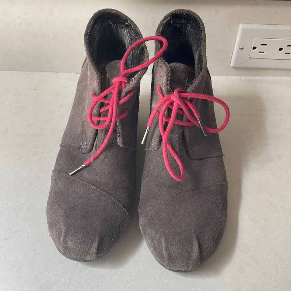 Tom’s lace up boots